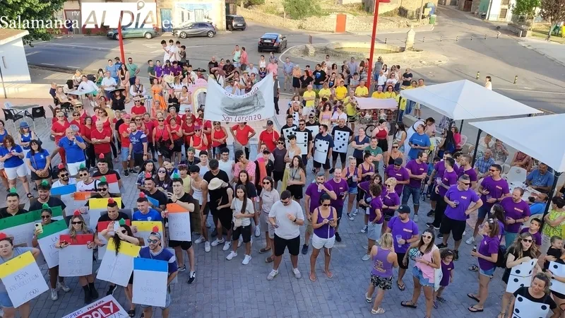 Bullicioso desfile de peñas en La Zarza de Pumareda / CORRAL