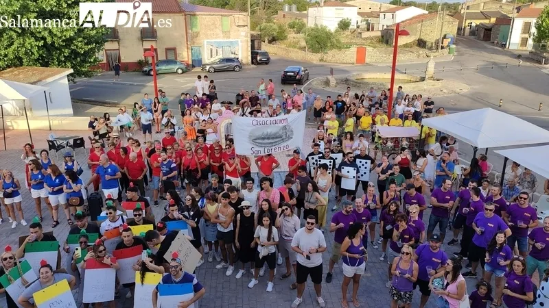 Bullicioso desfile de peñas en La Zarza de Pumareda / CORRAL