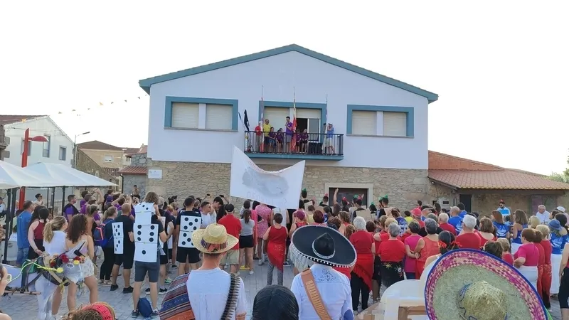 Bullicioso desfile de peñas en La Zarza de Pumareda / CORRAL
