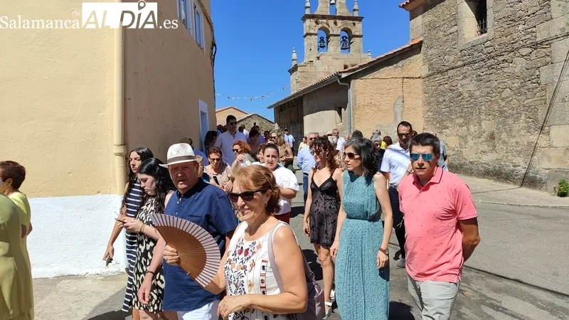 San Lorenzo recorrió en procesión  las calles de La Zarza de Pumareda bajo los sones de la gaita y el tamboril / CORRAL