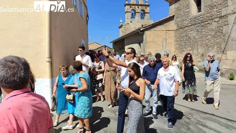 San Lorenzo recorrió en procesión  las calles de La Zarza de Pumareda bajo los sones de la gaita y el tamboril / CORRAL