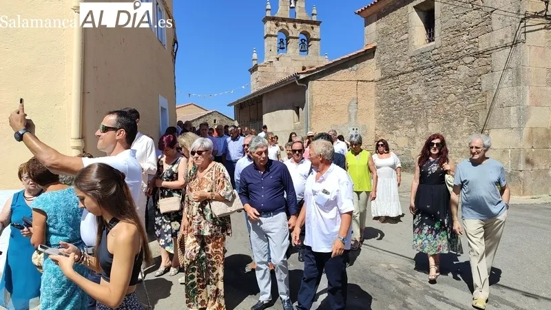 San Lorenzo recorrió en procesión  las calles de La Zarza de Pumareda bajo los sones de la gaita y el tamboril / CORRAL