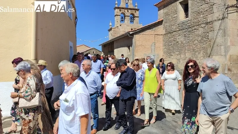 San Lorenzo recorrió en procesión  las calles de La Zarza de Pumareda bajo los sones de la gaita y el tamboril / CORRAL