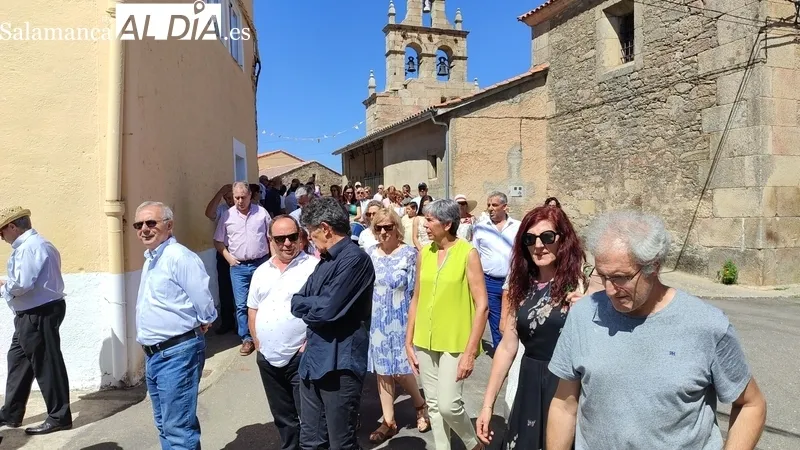 San Lorenzo recorrió en procesión  las calles de La Zarza de Pumareda bajo los sones de la gaita y el tamboril / CORRAL