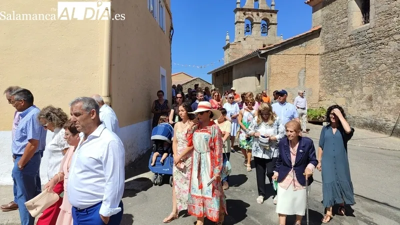 San Lorenzo recorrió en procesión  las calles de La Zarza de Pumareda bajo los sones de la gaita y el tamboril / CORRAL