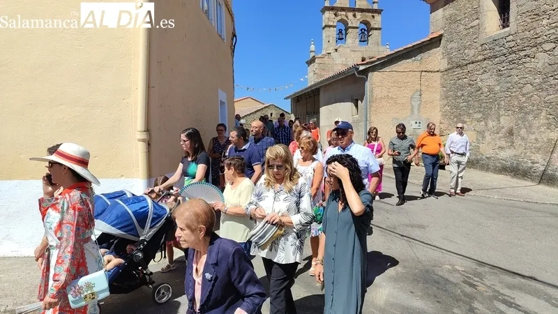 San Lorenzo recorrió en procesión  las calles de La Zarza de Pumareda bajo los sones de la gaita y el tamboril / CORRAL