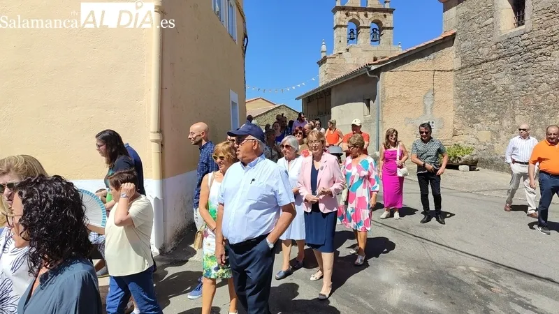San Lorenzo recorrió en procesión  las calles de La Zarza de Pumareda bajo los sones de la gaita y el tamboril / CORRAL