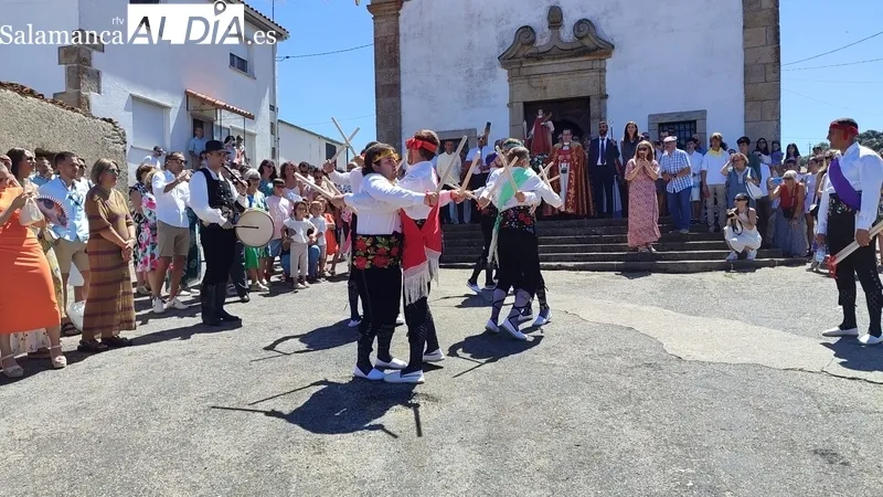 Las danzas de paleos y el baile del cordón amenizaron la mañana durante los actos religiosos en honor a San Lorenzo en Saucelle / CORRAL  