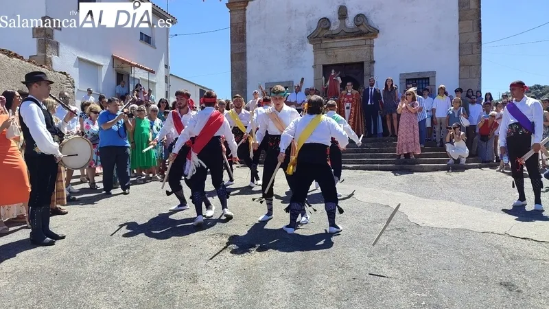 Las danzas de paleos y el baile del cordón amenizaron la mañana durante los actos religiosos en honor a San Lorenzo en Saucelle / CORRAL  
