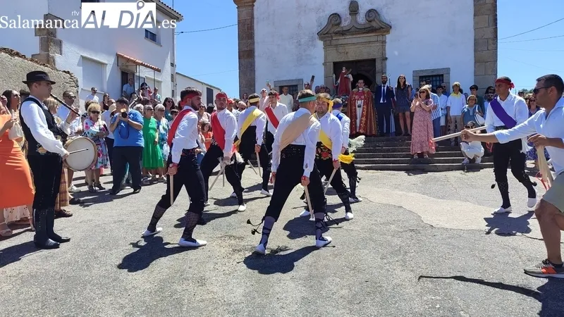 Las danzas de paleos y el baile del cordón amenizaron la mañana durante los actos religiosos en honor a San Lorenzo en Saucelle / CORRAL  
