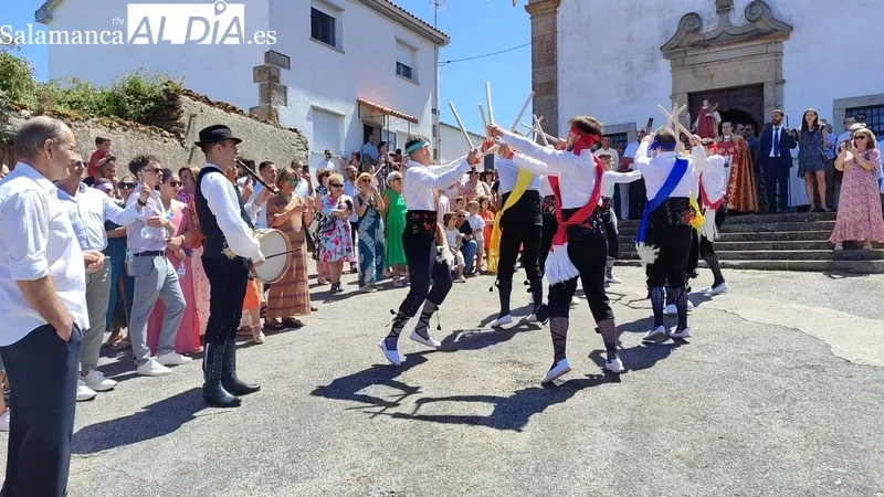 Las danzas de paleos y el baile del cordón amenizaron la mañana durante los actos religiosos en honor a San Lorenzo en Saucelle / CORRAL  