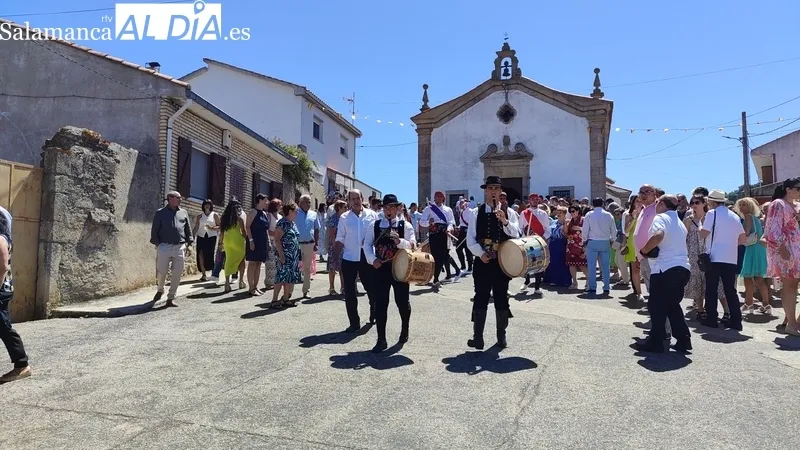 Las danzas de paleos y el baile del cordón amenizaron la mañana durante los actos religiosos en honor a San Lorenzo en Saucelle / CORRAL  