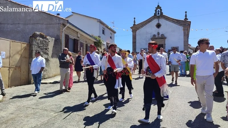 Las danzas de paleos y el baile del cordón amenizaron la mañana durante los actos religiosos en honor a San Lorenzo en Saucelle / CORRAL  