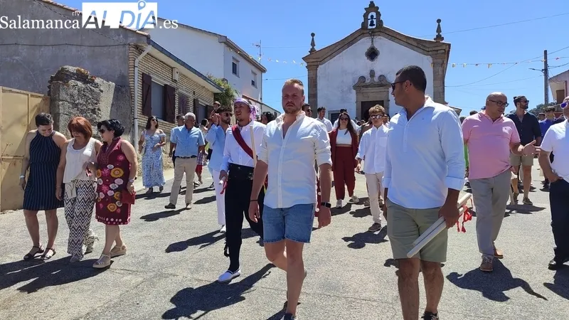 Las danzas de paleos y el baile del cordón amenizaron la mañana durante los actos religiosos en honor a San Lorenzo en Saucelle / CORRAL  