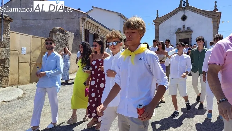 Las danzas de paleos y el baile del cordón amenizaron la mañana durante los actos religiosos en honor a San Lorenzo en Saucelle / CORRAL  