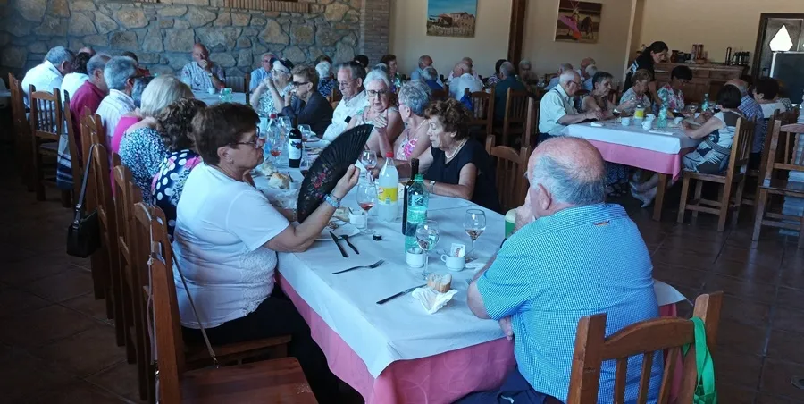 Foto 2 - Los jubilados protagonizan el arranque de las fiestas de Casillas de Flores