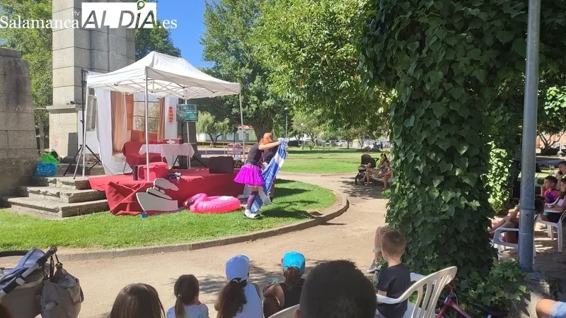 Actuación infantil en el Parque San Nicolás con la compañía 'Animaleón'
