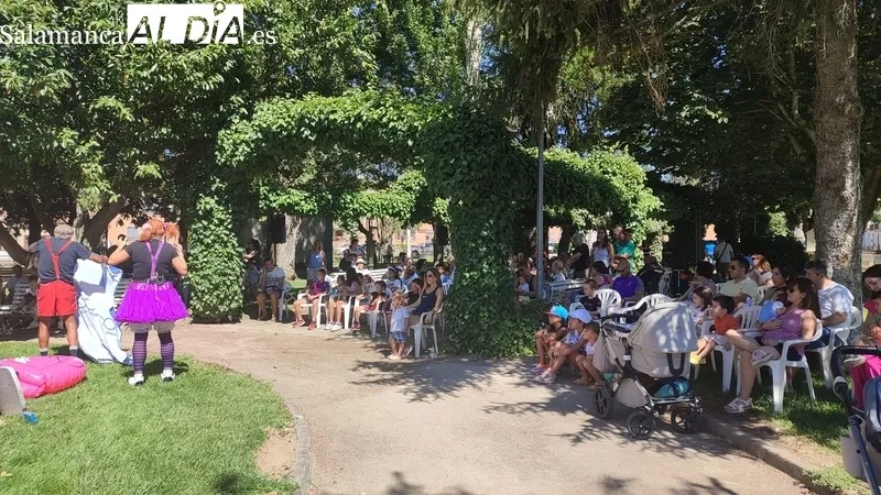 Actuación infantil en el Parque San Nicolás con la compañía 'Animaleón'