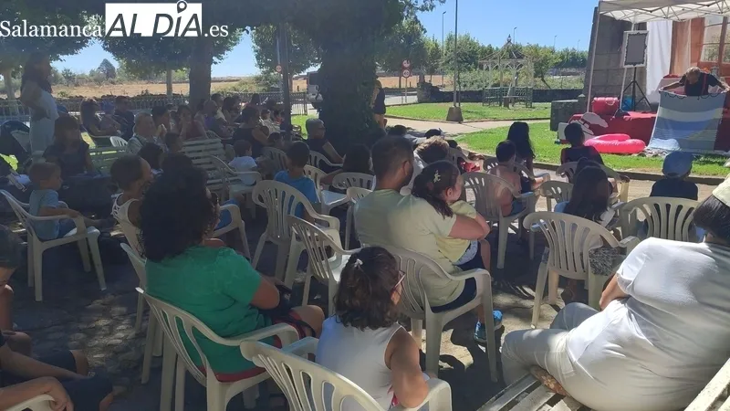 Actuación infantil en el Parque San Nicolás con la compañía 'Animaleón'