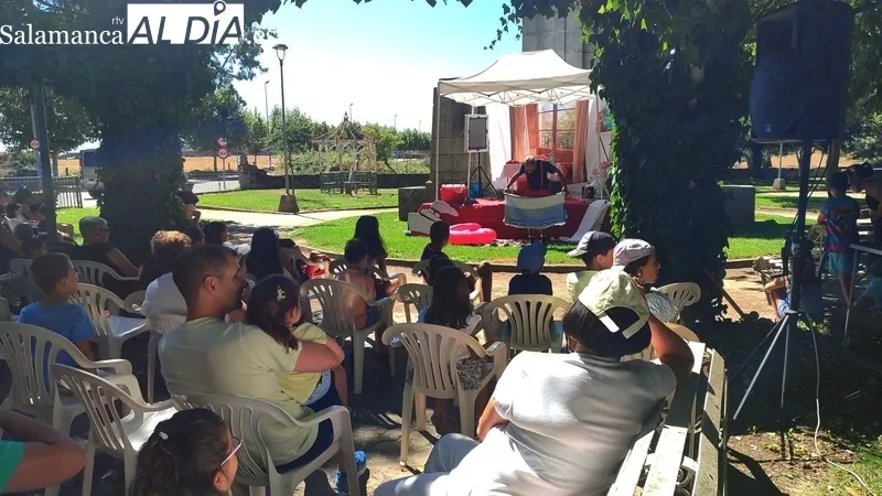 Actuación infantil en el Parque San Nicolás con la compañía 'Animaleón'