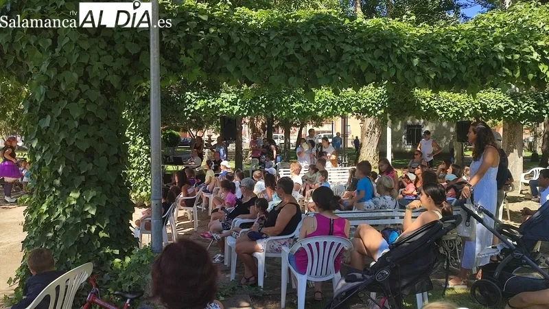 Actuación infantil en el Parque San Nicolás con la compañía 'Animaleón'