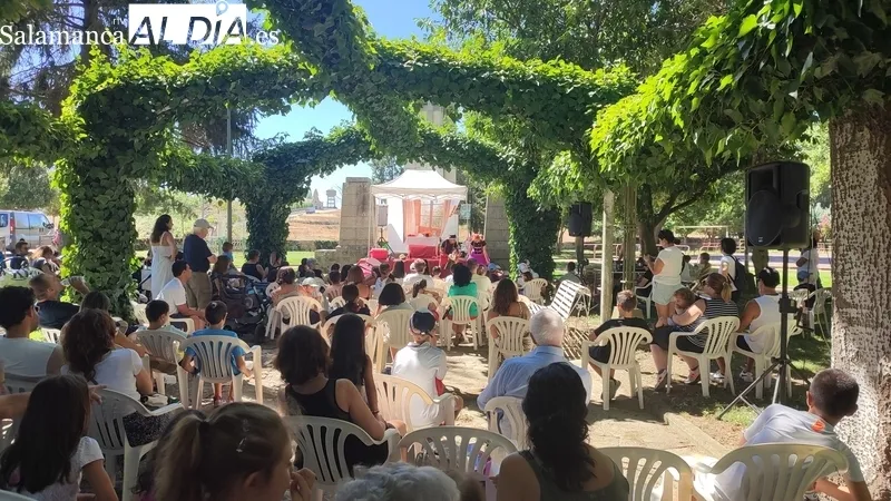 Actuación infantil en el Parque San Nicolás con la compañía 'Animaleón'