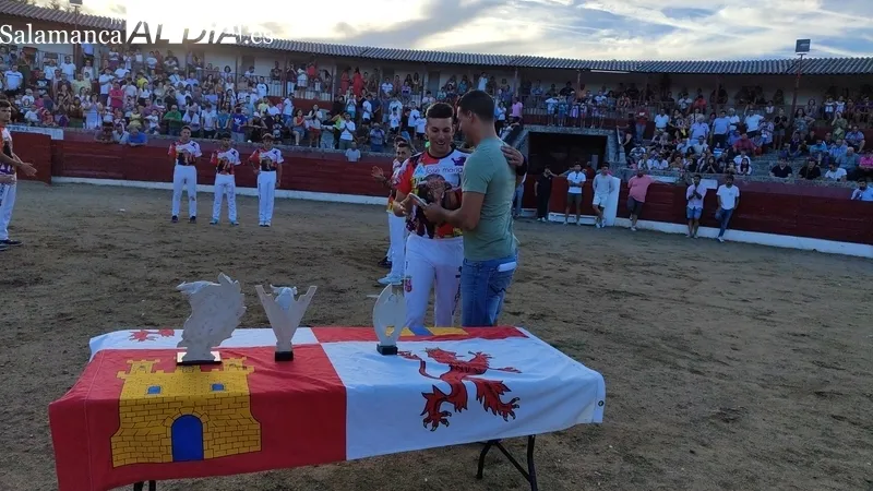 Víctor Revesado, vencedor del concurso de cortes celebrado en Vitigudino este domingo 13 de agosto / CORRAL