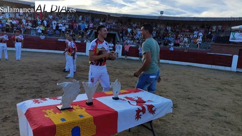 Víctor Revesado, vencedor del concurso de cortes celebrado en Vitigudino este domingo 13 de agosto / CORRAL