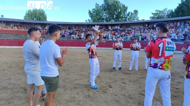 Víctor Revesado, vencedor del concurso de cortes celebrado en Vitigudino este domingo 13 de agosto / CORRAL