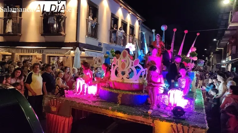 Multitudinario desfile de carrozas en Vitigudino con miles de personas en las calles / CORRAL