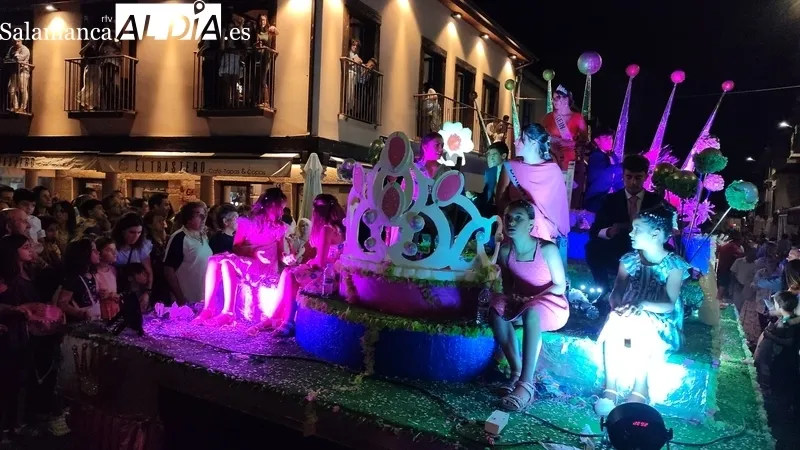 Multitudinario desfile de carrozas en Vitigudino con miles de personas en las calles / CORRAL