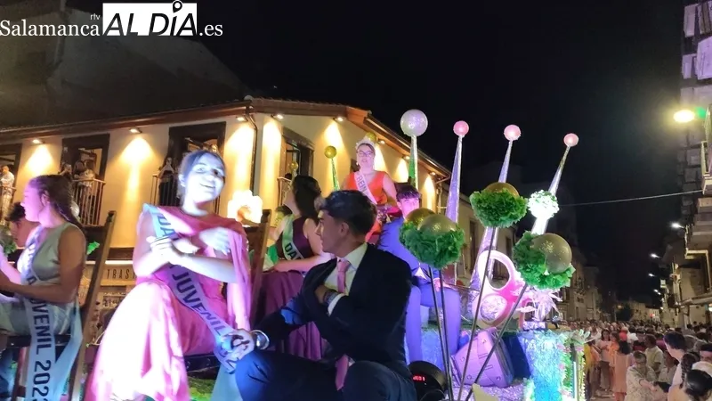 Multitudinario desfile de carrozas en Vitigudino con miles de personas en las calles / CORRAL