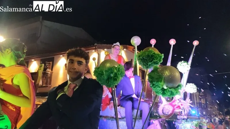 Multitudinario desfile de carrozas en Vitigudino con miles de personas en las calles / CORRAL
