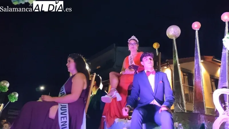 Multitudinario desfile de carrozas en Vitigudino con miles de personas en las calles / CORRAL