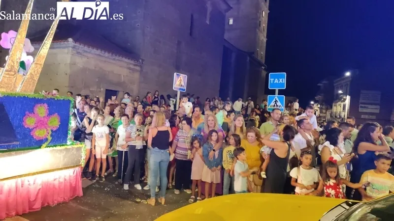 Multitudinario desfile de carrozas en Vitigudino con miles de personas en las calles / CORRAL