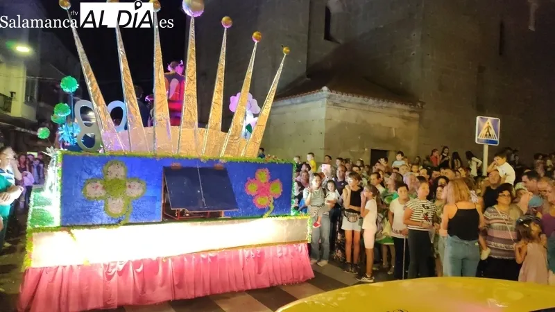 Multitudinario desfile de carrozas en Vitigudino con miles de personas en las calles / CORRAL