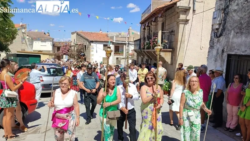 San Roque recorrió las calles a hombros de los mayordomos, la familia Álvarez Martín, en la tradicional procesión / CORRAL