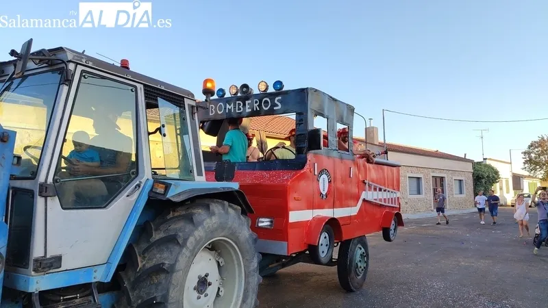 Divertido e imaginativo desfile de carrozas en Cipérez / CORRAL