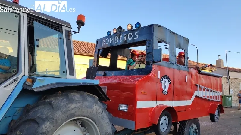 Divertido e imaginativo desfile de carrozas en Cipérez / CORRAL