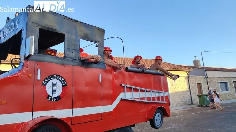 Divertido e imaginativo desfile de carrozas en Cipérez / CORRAL