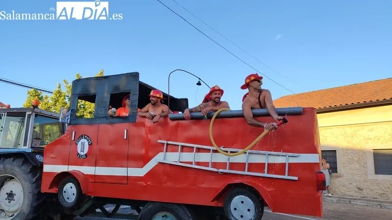 Divertido e imaginativo desfile de carrozas en Cipérez / CORRAL