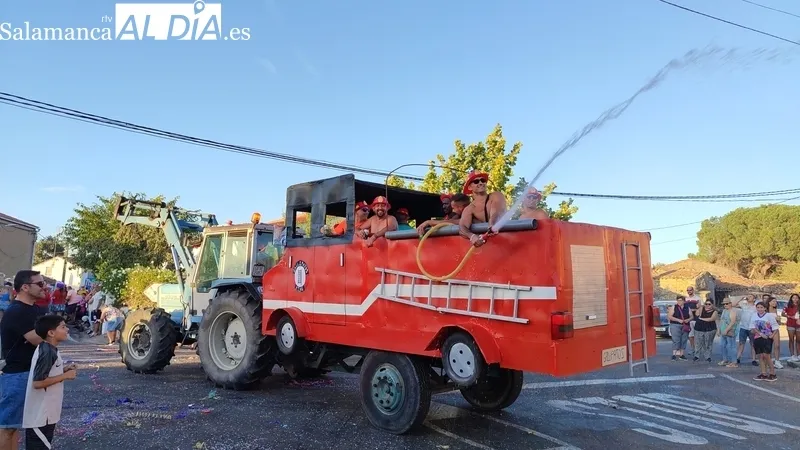 Divertido e imaginativo desfile de carrozas en Cipérez / CORRAL