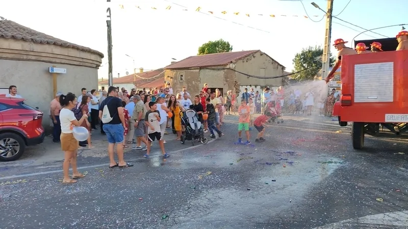 Divertido e imaginativo desfile de carrozas en Cipérez / CORRAL