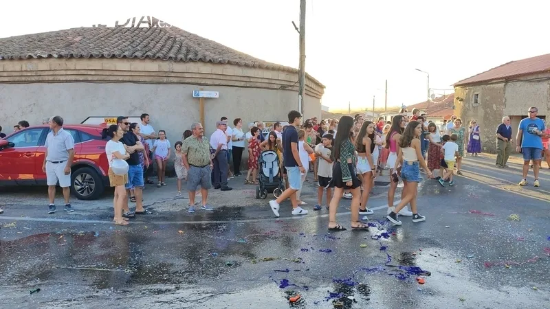 Divertido e imaginativo desfile de carrozas en Cipérez / CORRAL