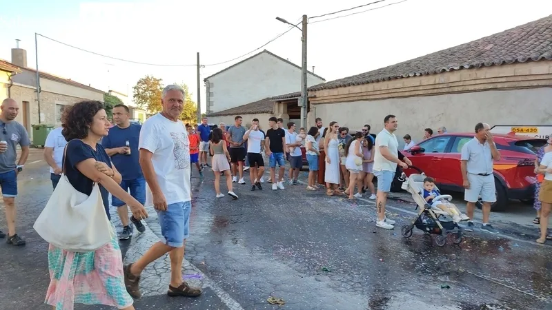 Divertido e imaginativo desfile de carrozas en Cipérez / CORRAL