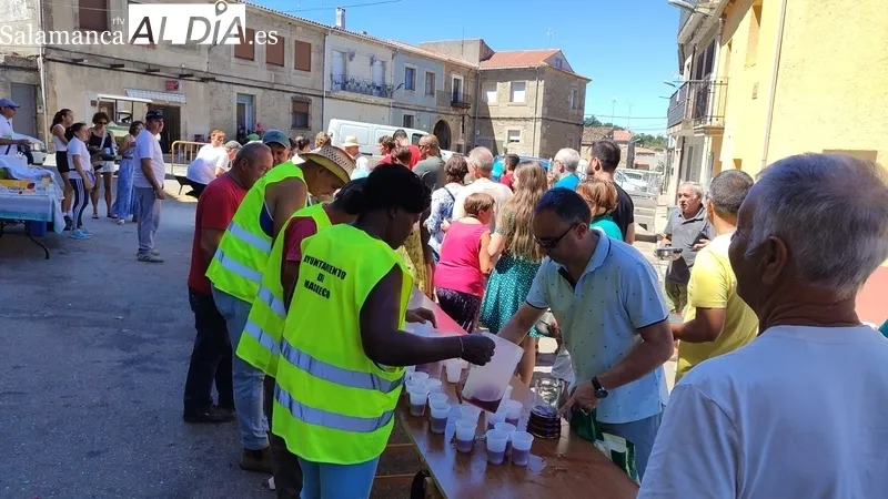 En Masueco cogían fuerzas con una paella de 1.200 raciones ante lo que les aguarda este fin de semana / CORRAL