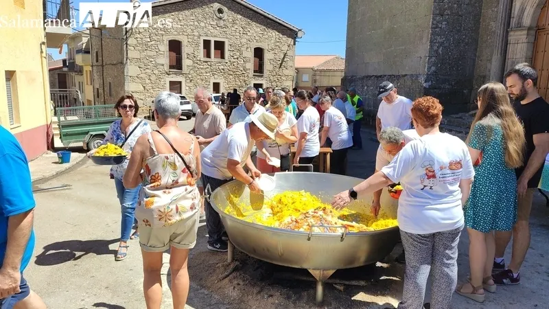 En Masueco cogían fuerzas con una paella de 1.200 raciones ante lo que les aguarda este fin de semana / CORRAL
