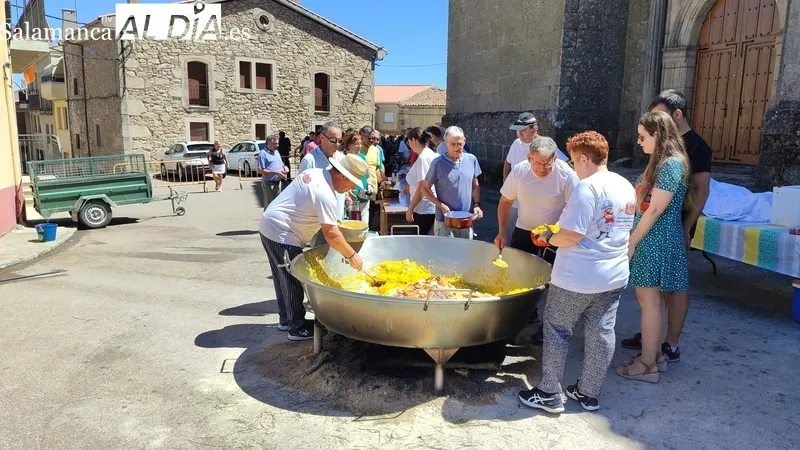 En Masueco cogían fuerzas con una paella de 1.200 raciones ante lo que les aguarda este fin de semana / CORRAL