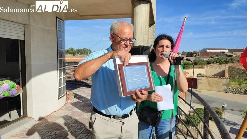 Homenaje a Francisco Prieto y chupinazo de las fiestas de las Madrinas en Encinasola de los Comendadors / CORRAL Y MARIBEL SÁNCHEZ