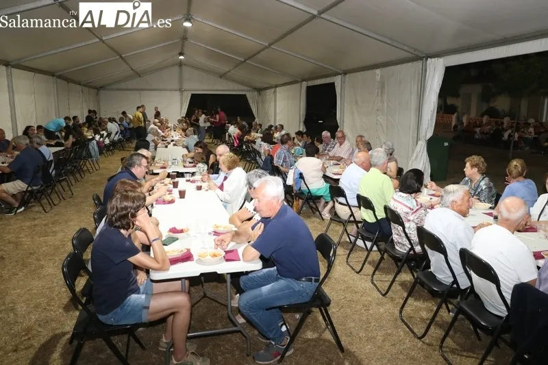 Cena popular de carrilleras con patatas en Cerezal de Peñahorcada / CORRAL